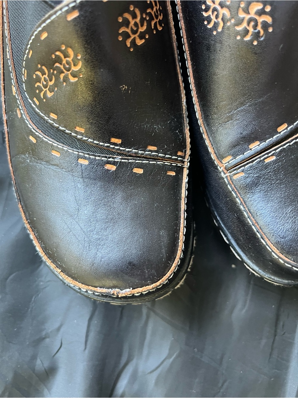 L'ATISTE Black Slip-On Loafers with Brown Stitching - Picture 9 of 12
